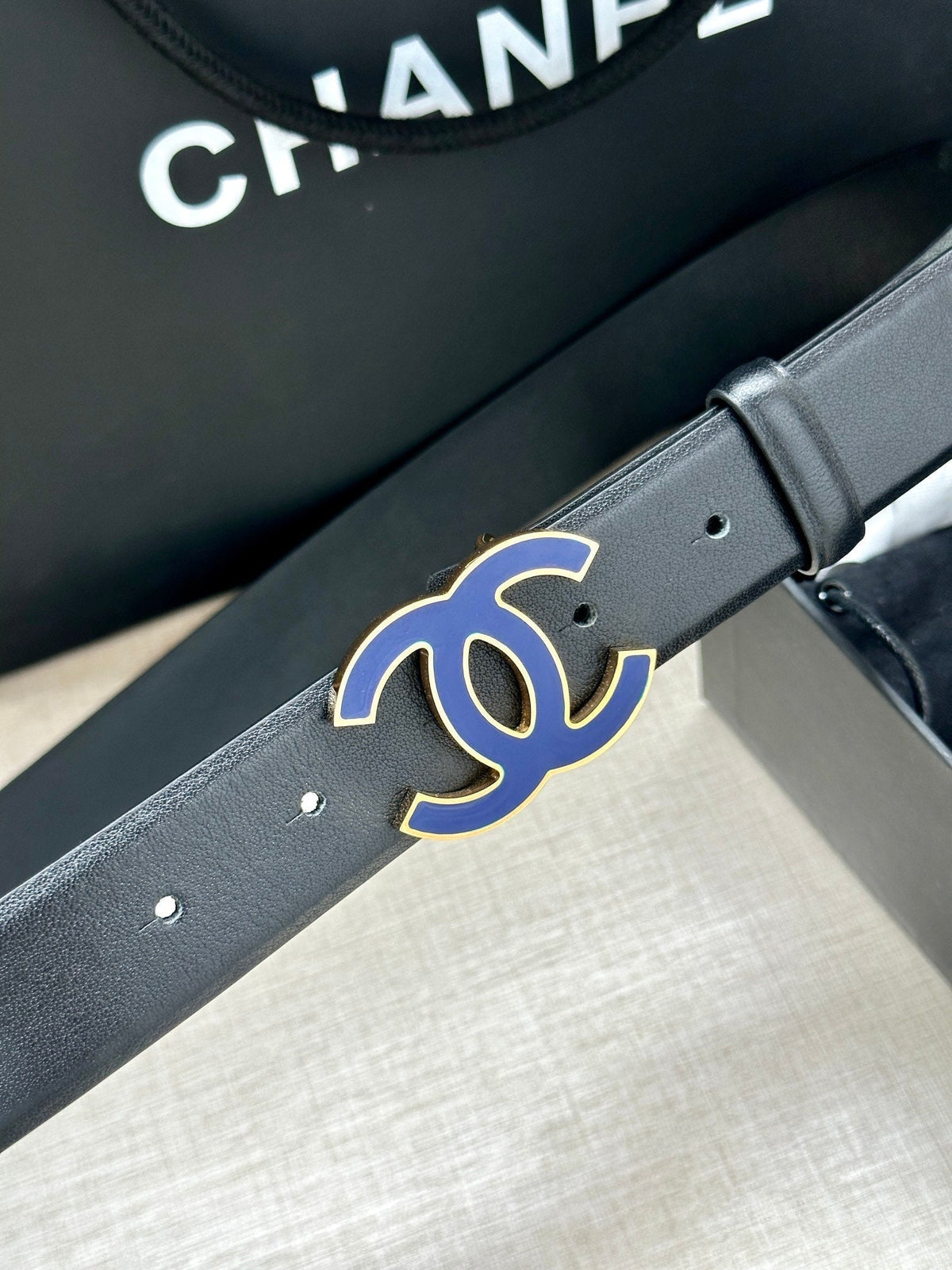 CHANEL 30MM BELT IN BLACK SMOOTH CALFSKIN WITH NAVY BLUE METAL LOGO