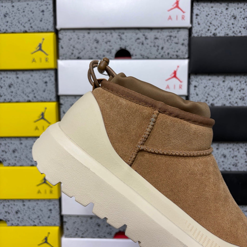 UGG Neumeel Deco Boot – Unisex Suede Ankle Boot with Lug Sole in Chestnut